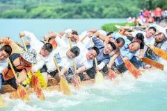 铜仁：龙舟备赛热火朝天