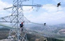 铜仁供电局电力工人60米高空“走钢丝”