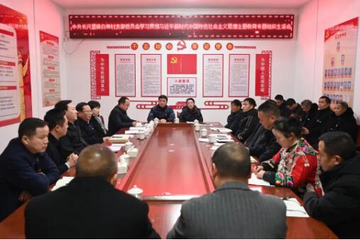 穆嶸坤到聯(lián)系點(diǎn)參加村黨支部主題教育專題組織生活會(huì)