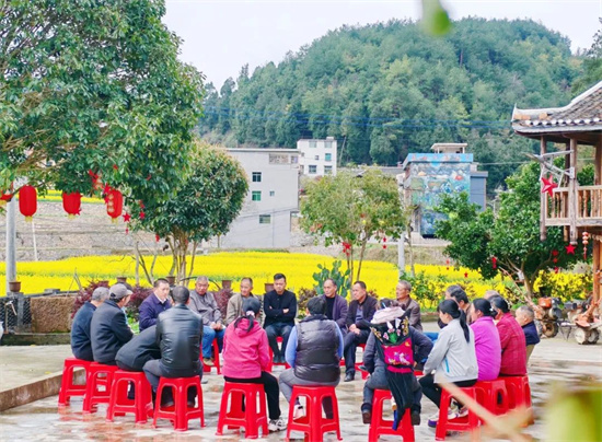 全國人大代表、龍?zhí)伶?zhèn)困牛山黨支部書記、村委會主任鞠華國宣講全國兩會精神。