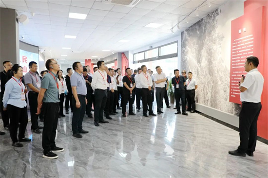 全省紅色美麗村莊試點建設(shè)專題培訓(xùn)班在石阡縣困牛山村進行現(xiàn)場教學(xué)。