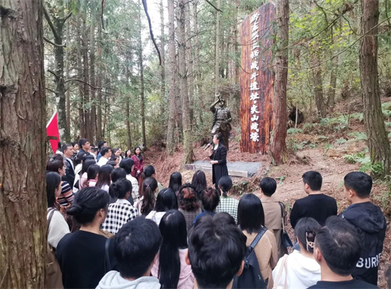 印江縣組織黨員到黔東獨立師浴血梵凈山遺址開展黨性教育。