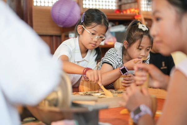 2025年7月25日，小朋友們在貴州省銅仁市碧江區(qū)銅仁博物館體驗手工制作中藥香包。申逸愷 攝