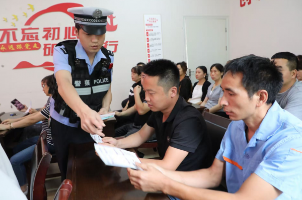铜仁交警进企业开展警示约谈 筑牢重点车辆安全防线