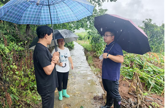 人保财险松桃支公司：风雨中查勘  彰显人保担当