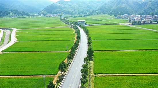 G352松桃烏羅潛龍洞至川硐坪公路路面改造項目成果圖1