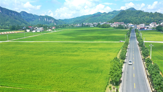 G352松桃烏羅潛龍洞至川硐坪公路路面改造項目成果圖2