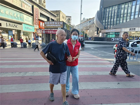 “红马甲”护航！文明劝导暖人心