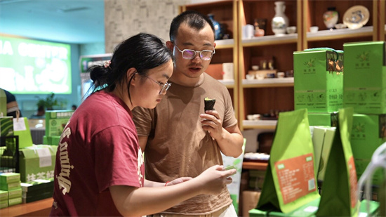 組圖|游客買“茶”忙！銅仁抹茶香飄市場(chǎng)