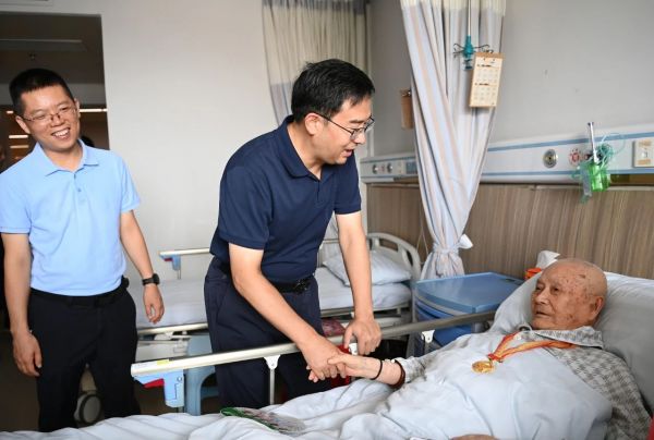 李作勋穆嵘坤等市领导走访慰问抗战老战士老同志