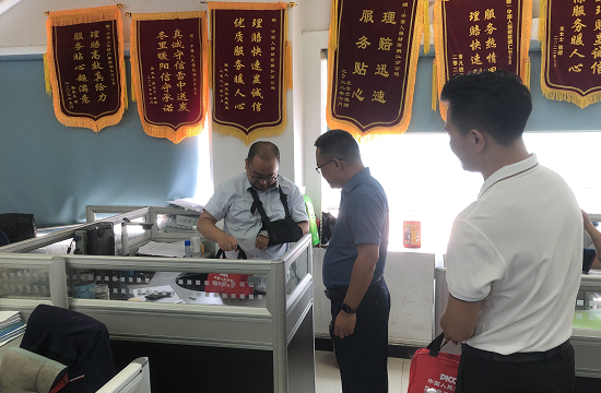 人保财险铜仁分公司：工会送清凉 防暑保安康