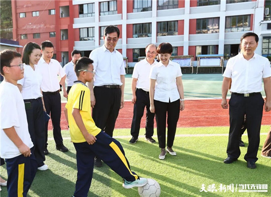 李炳軍在銅仁市調(diào)研