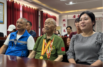 玉屏103岁抗战老兵姚源兴观看阅兵直播 见证祖国强大