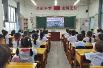 铜仁市逸群小学师生观看九三阅兵直播反响热烈