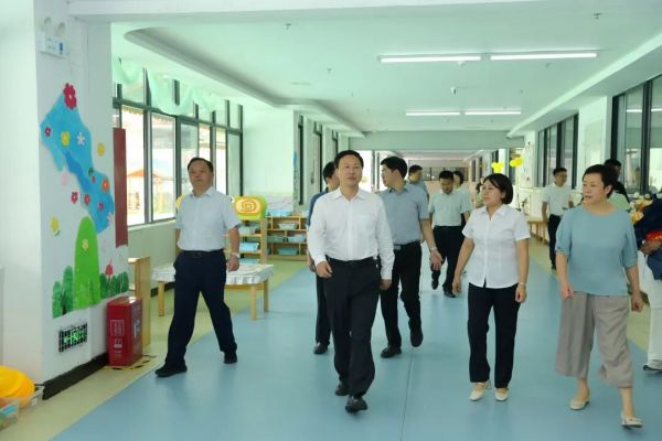 穆嵘坤看望慰问教师并调研教育工作