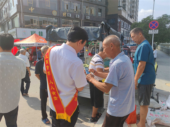 中國(guó)農(nóng)業(yè)銀行松桃支行反假幣反詐騙宣傳走進(jìn)集市