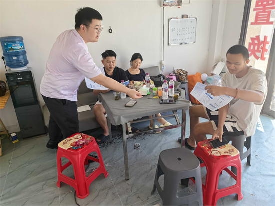 中國農(nóng)業(yè)銀行銅仁分行營業(yè)部將反洗錢知識送進企業(yè)