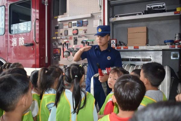 德江：萌娃零距离学消防