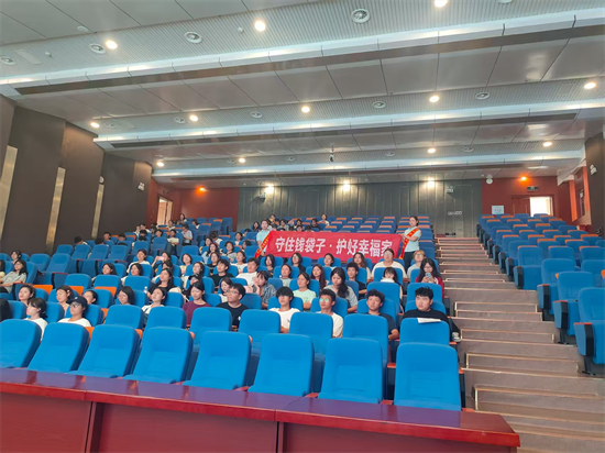 青春学“辨真” 守护与反假同行——邮储银行铜仁市分行进贵州健康职业学院开展反假货币宣传