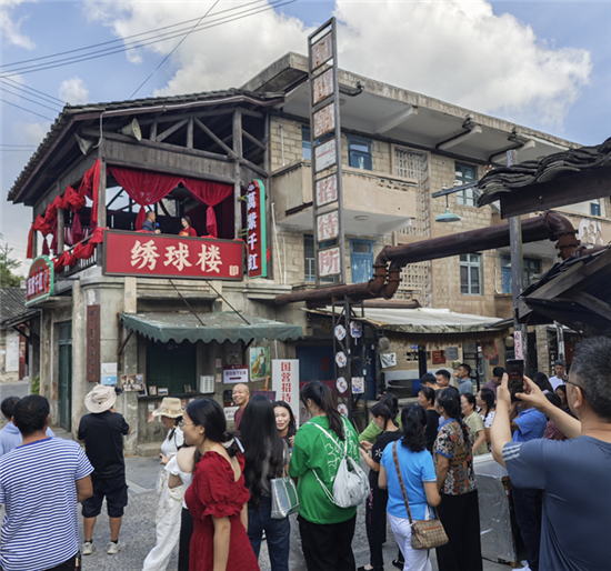 萬(wàn)山：“舊時(shí)光”里玩出新花樣 秋日旅游活力足