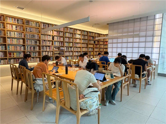 碧江區(qū)許韻蘭公共閱讀空間：城市中的書(shū)香綠洲