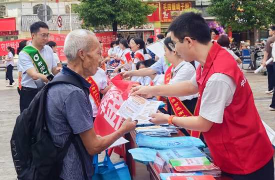 人保财险思南支公司：金融赶大集  守护钱袋子