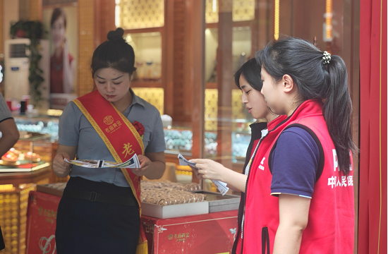 人保财险松桃支公司：反洗钱宣传进金店