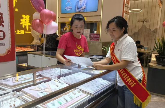 人保财险玉屏支公司：反洗钱宣传进金店  筑牢金融防控意识