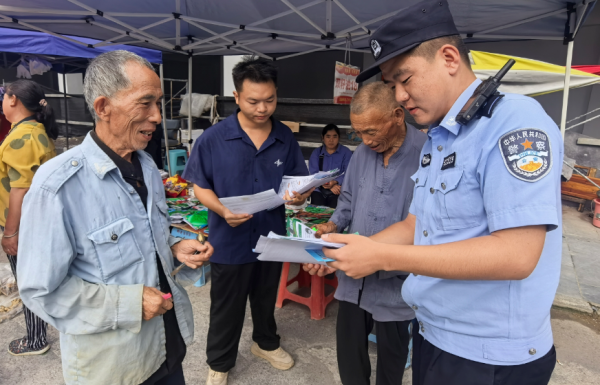 沿河洪渡镇：“赶集日”开展集中宣传活动