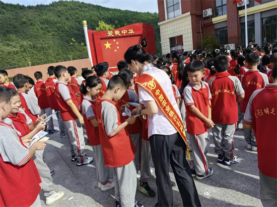 護(hù)航青少年成長(zhǎng)！中國(guó)農(nóng)業(yè)銀行石阡支行走進(jìn)困牛山紅軍學(xué)校宣傳金融知識(shí)