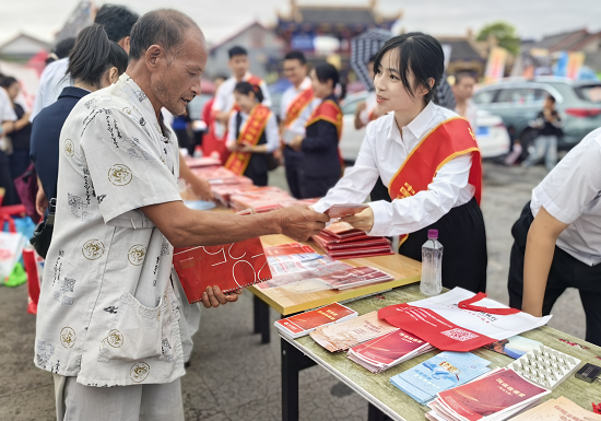 人保财险松桃支公司：金融宣传进村晚  点亮防诈“安全灯”