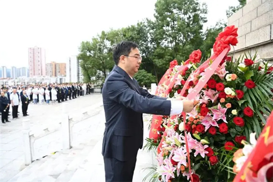 我市举行烈士纪念日向英雄烈士敬献花篮仪式