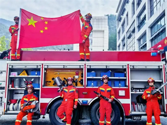 与国旗同框 为祖国献礼！沿河消防救援大队喜迎国庆