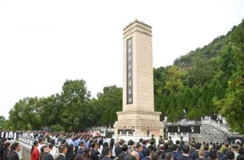 我市舉行烈士紀念日向英雄烈士敬獻花籃儀式