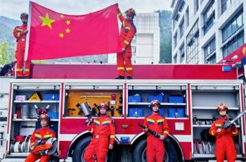 與國旗同框 為祖國獻禮！沿河消防救援大隊喜迎國慶
