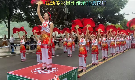 组图|思南剪纸映盛世 花灯翩跹颂国安