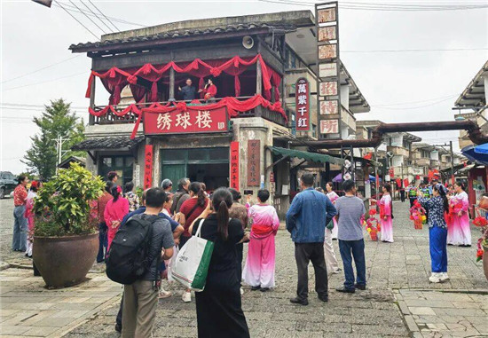 “雙節(jié)”首日，朱砂古鎮(zhèn)紅色旅游“熱”~