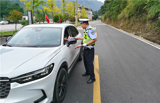 铜仁交警“一盔一带”劝导 守护假期出行安全