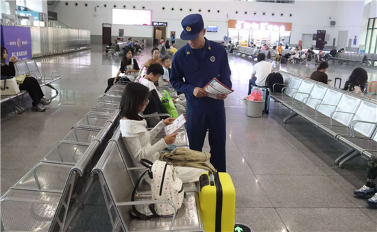 国庆防火不松懈！大龙消防到铜仁高铁南站开展消防安全宣传活动