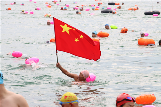 国庆期间，1500余名泳者逐浪乌江