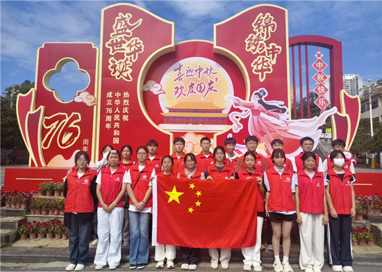 节日我在岗｜铜仁“志愿红”守护国庆中秋出行路