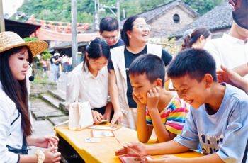 朱砂古镇热度持续攀升 各地游客沉醉“穿越”魅力