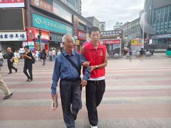 銅仁志愿者堅(jiān)守崗位，護(hù)航假期出行