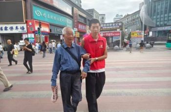 銅仁志愿者堅守崗位，護航假期出行