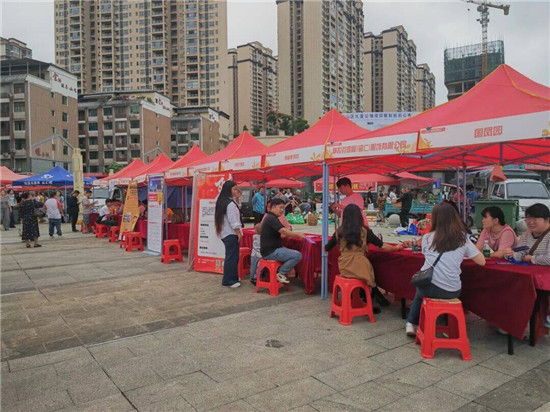萬(wàn)山“趕集式招聘” 好崗位在家門口挑