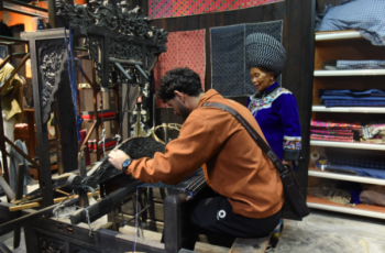 感受非遺魅力！21名國際學生沉浸式體驗黔繡技藝