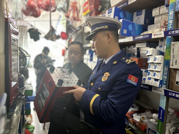 万山多部门联合开展取暖电器安全检查