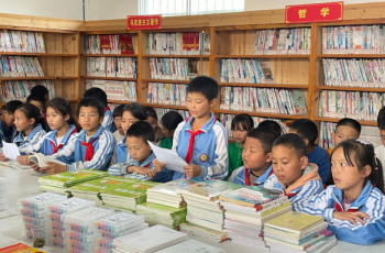 書(shū)香醉人心，沿河380冊(cè)圖書(shū)進(jìn)校園