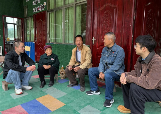 敖寨“小名片”火了 駐村干部亮身份，群眾遇事找人“秒到”