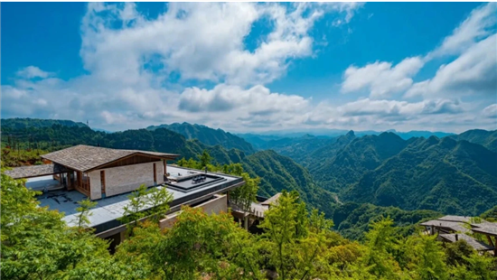 推窗见云海 枕山风入梦